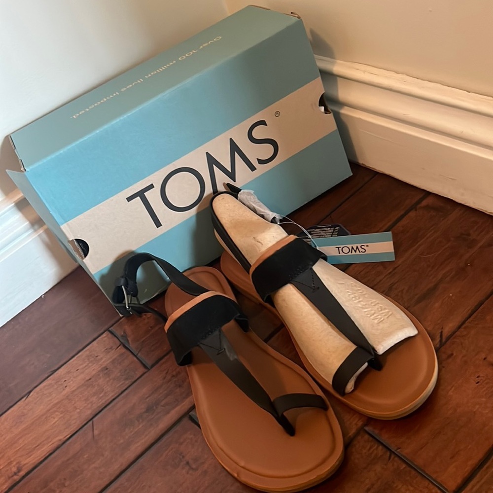 NWT Toms Sandals Size 9